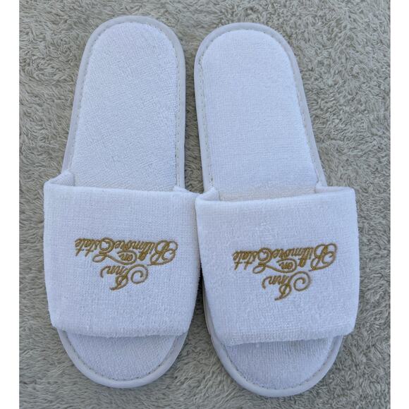 Inn on Biltmore Estate Slippers NEW White Gold Embroidered READ - Picture 1 of 5